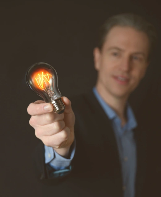 Chris Monö holding a lightbulb